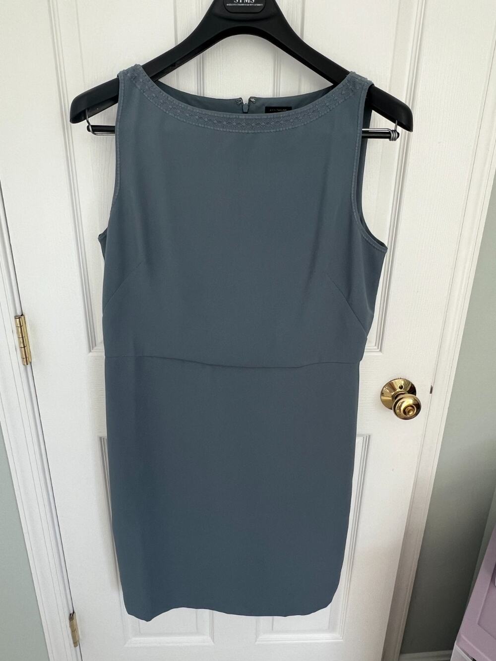 Ann Taylor Sheath Dress Size 14 Blue Gray Sleeveless Embroidered Neckline Career